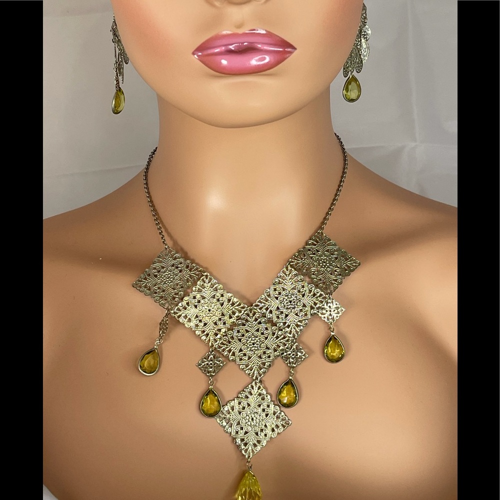 Fashion jewelry, light and elegant.